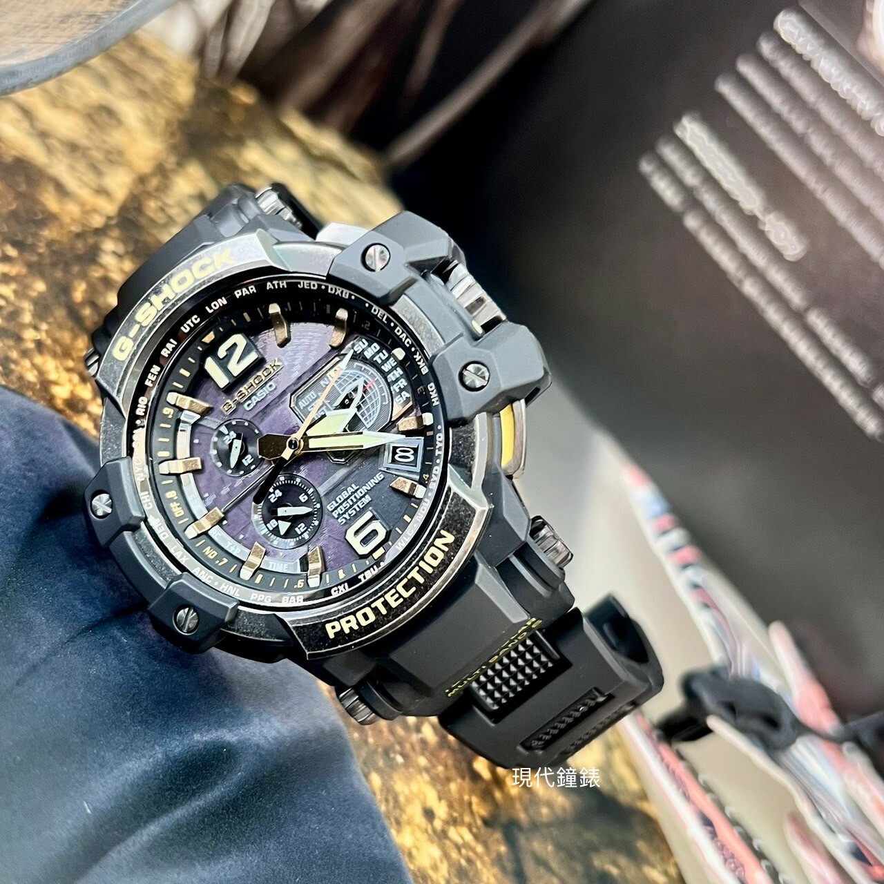 【G-SHOCK】GPS 電波錶 太陽能電力 黑X金飛行錶 GPW-1000VFC-1 56mm 現代鐘錶