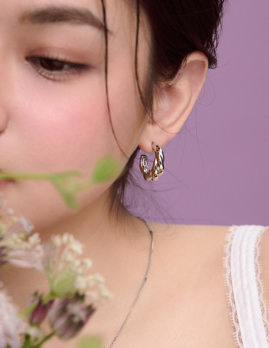 扭轉設計牛角圈圈。針式耳環