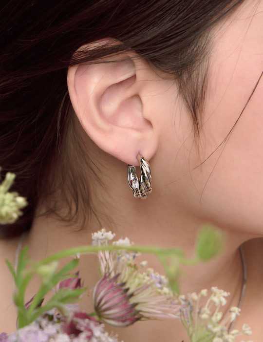 扭轉設計牛角圈圈。針式耳環