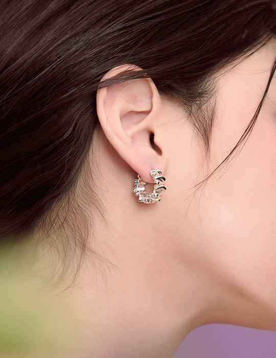 不規則皺褶波浪圈圈。針式耳環