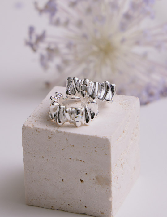 不規則皺褶波浪圈圈。針式耳環