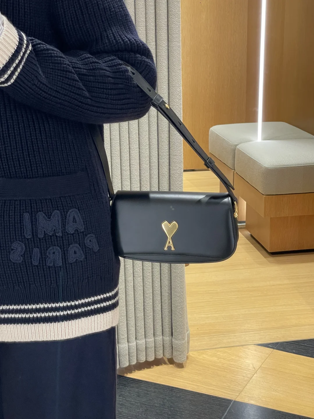 AMIPARIS 愛心金屬配件磁扣開合小牛皮單肩袋女款黑色