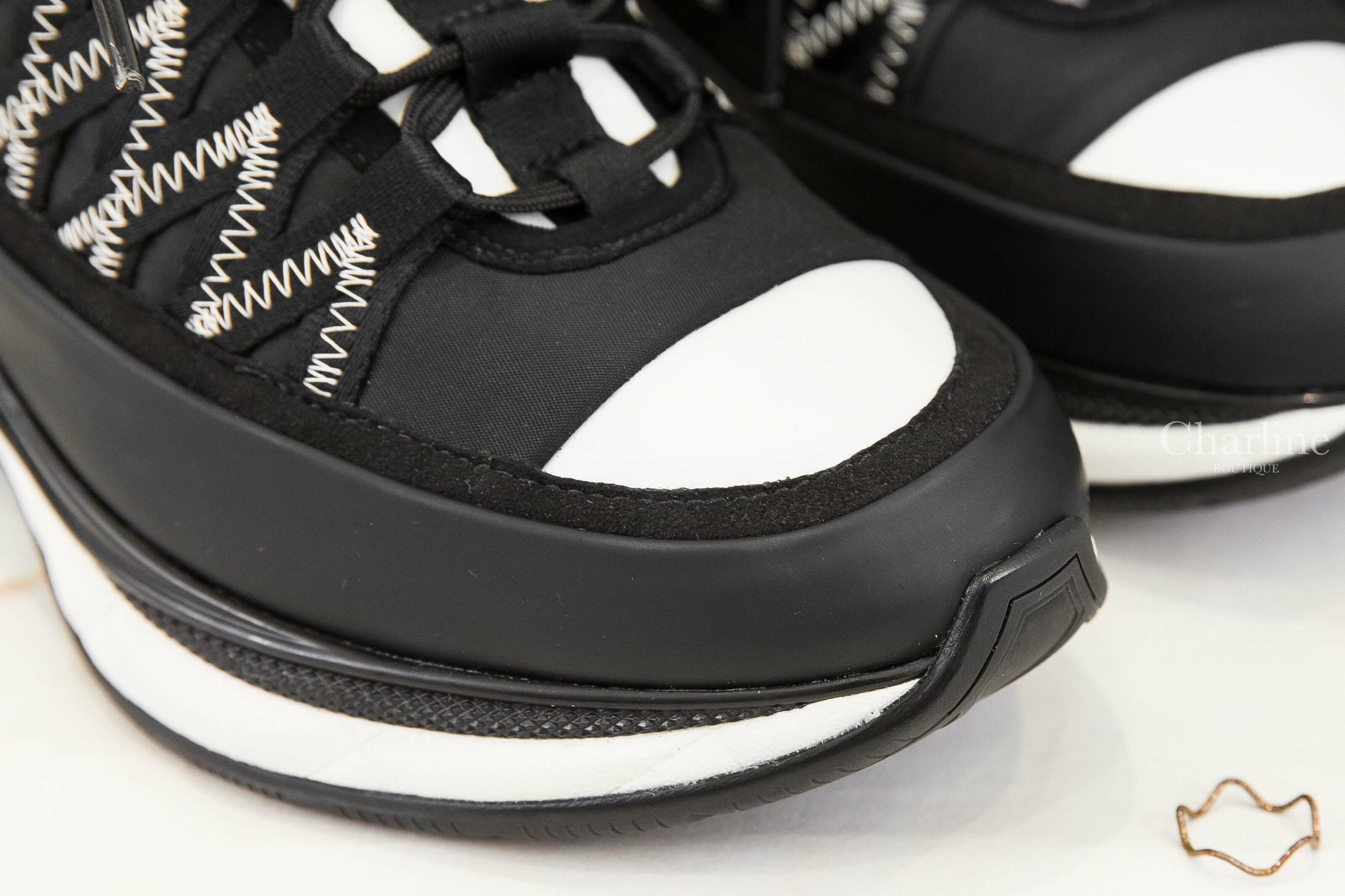 Chanel Trainers 黑色側邊金CC線條內增高小牛皮運動鞋