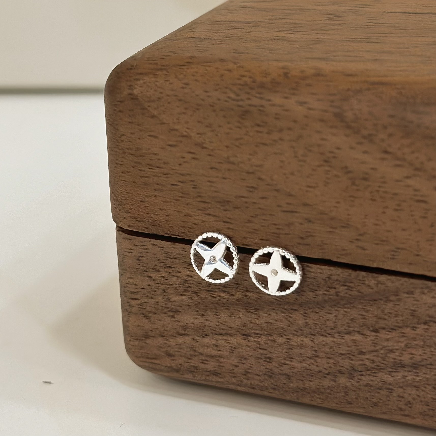 H14素面四葉小花純銀耳針