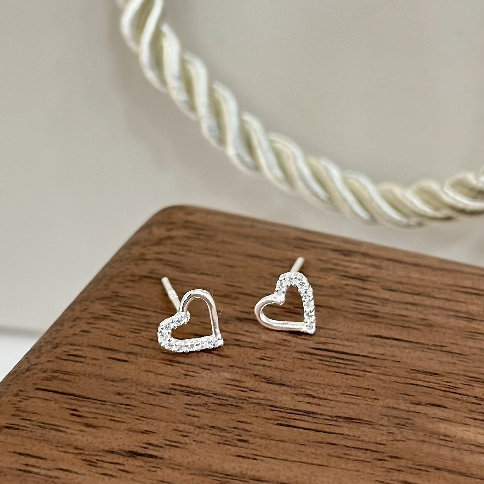 H09排鑽簍空愛心純銀耳針