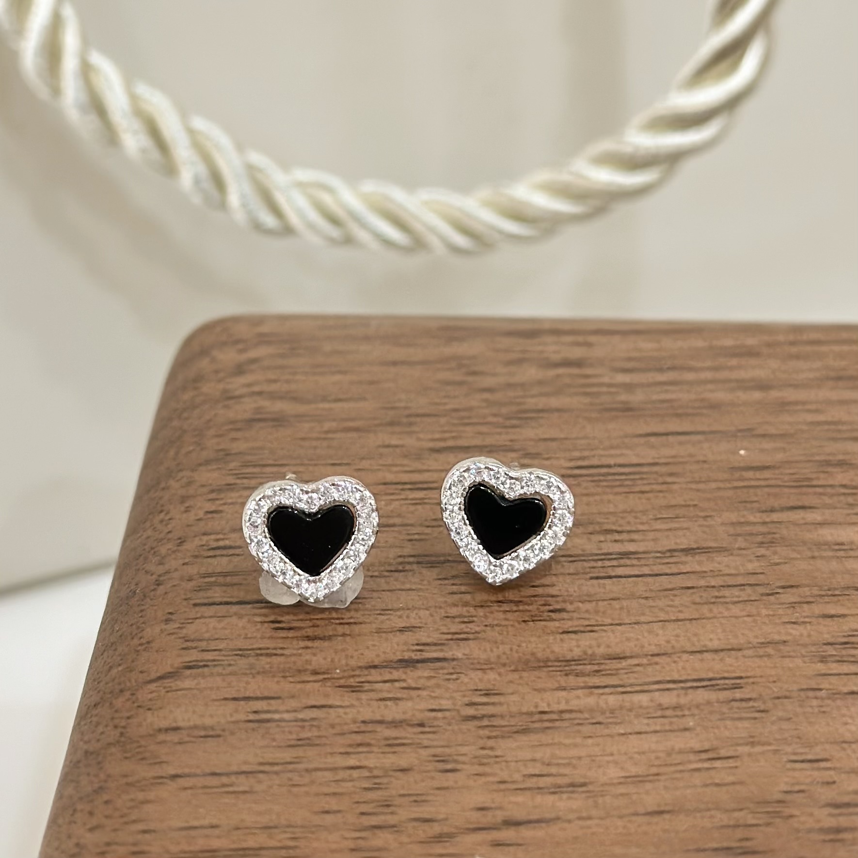 H08排鑽黑貝愛心純銀耳針