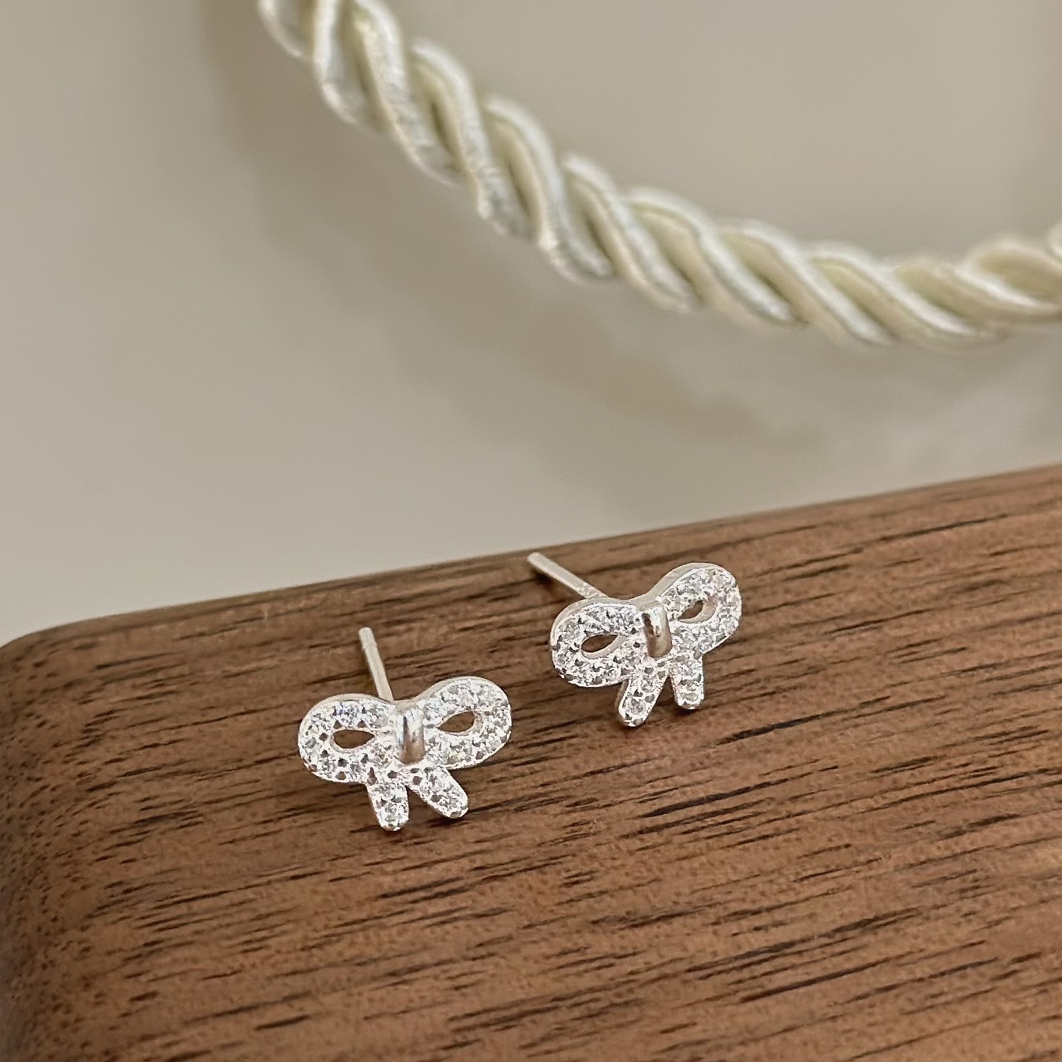 蝴蝶結滿鑽純銀耳針（一對）