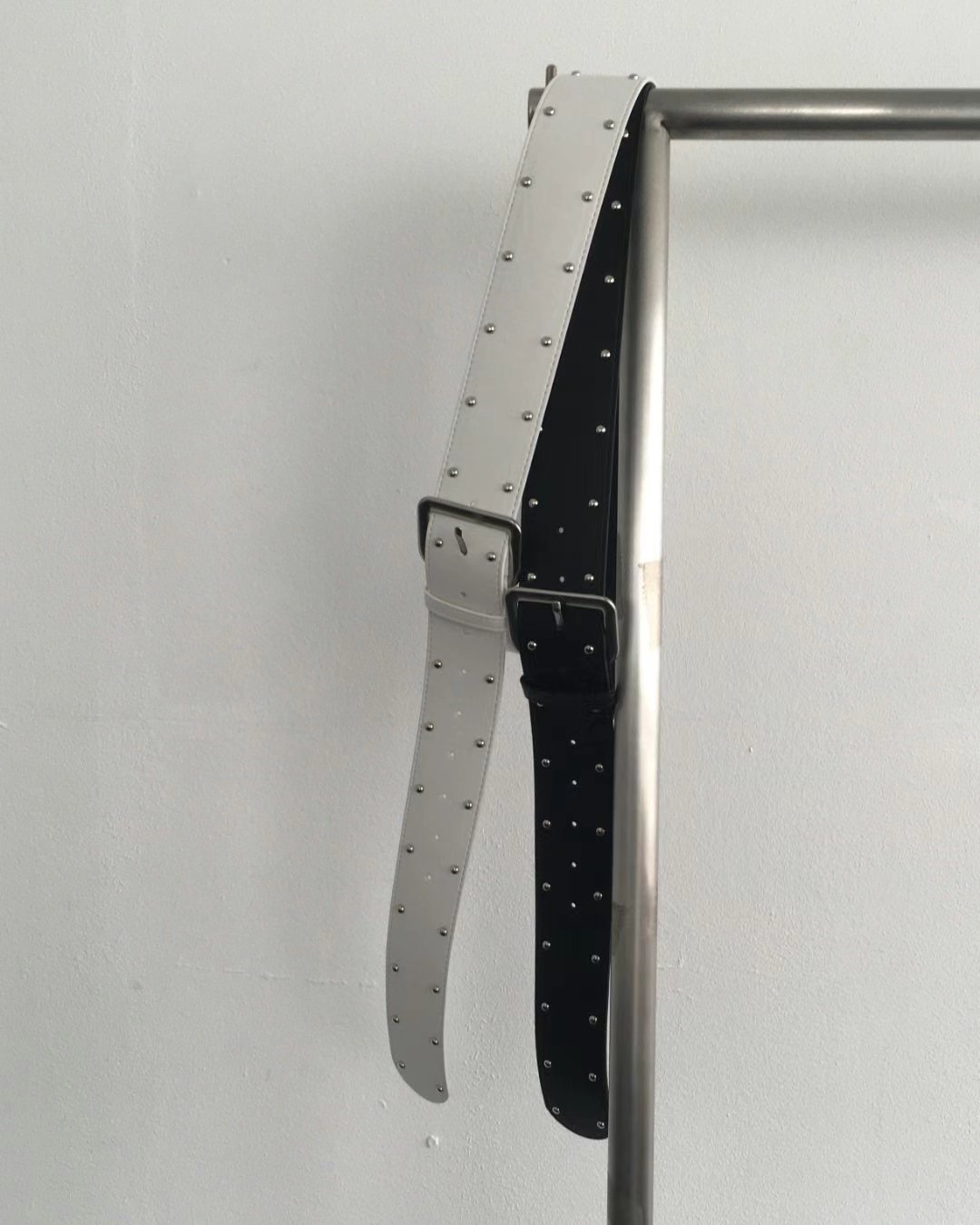 排列圓鉚釘真皮腰帶