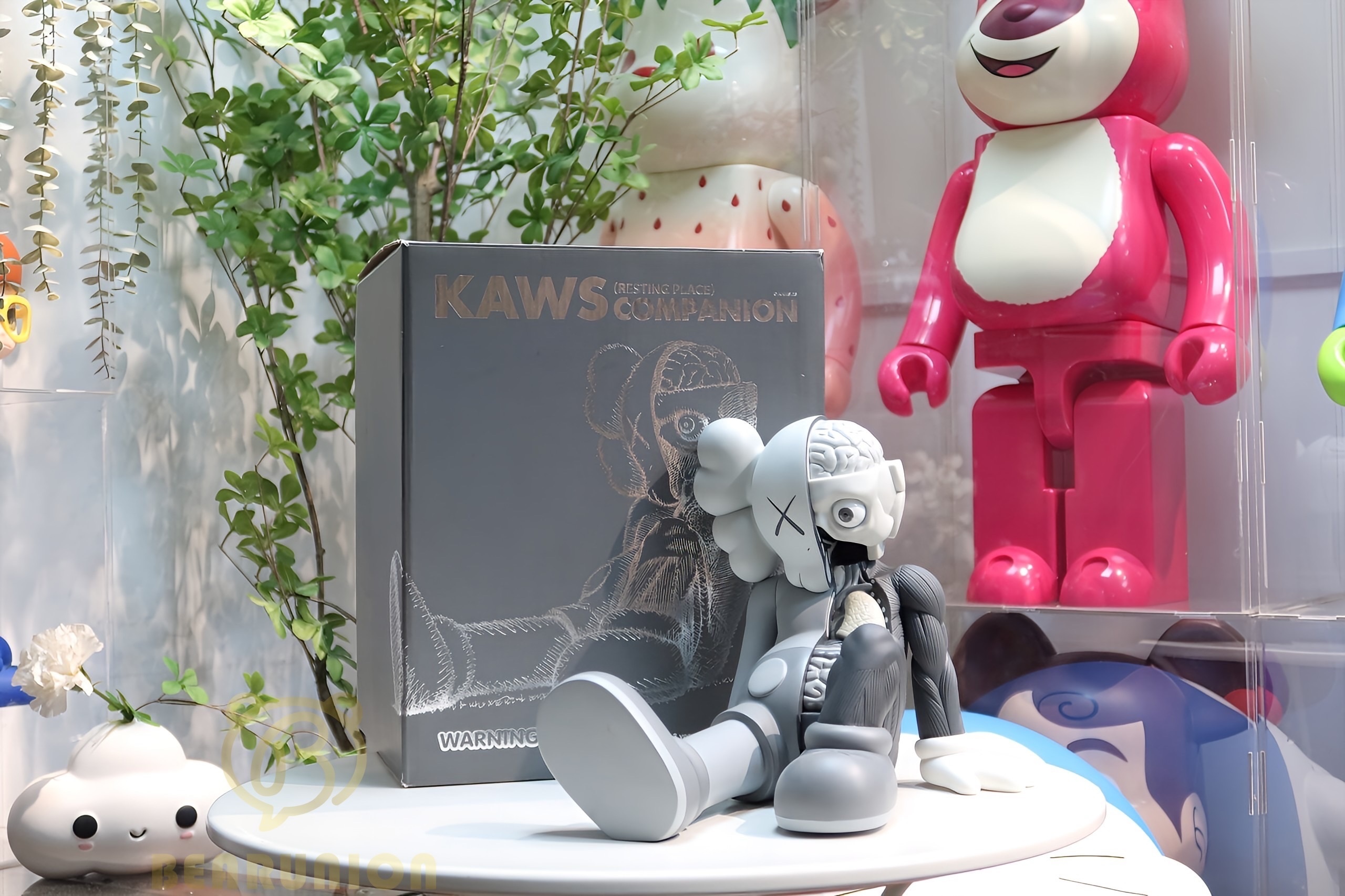 🥇現貨🥇KAWS Resting Place Vinyl Figure Grey
