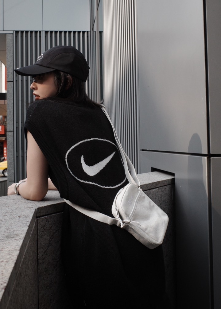 SUPREME x NIKE 針織背心 大logo 後圖 黑色/紅色