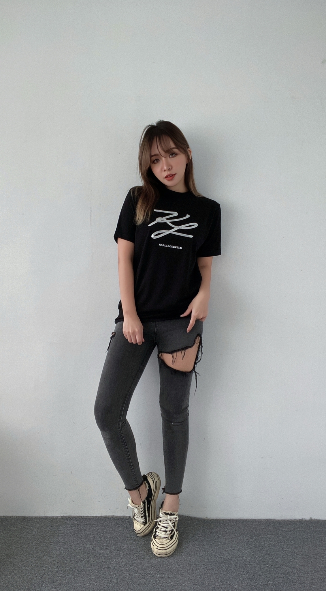 KARL LAGERFELD 卡爾 胸前KL立體燙銀草寫字樣短T