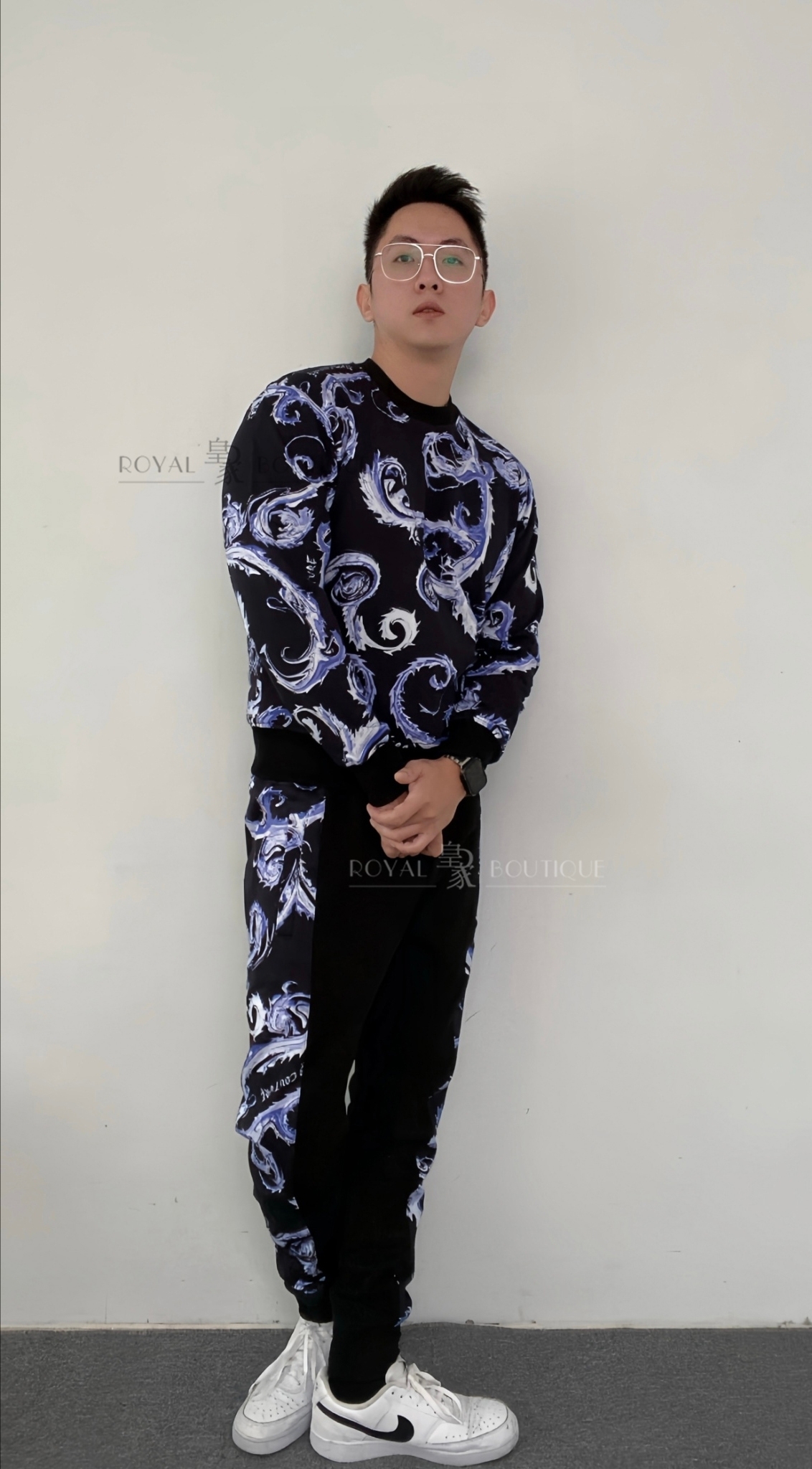VERSACE  黑底藍面滿版巴洛克大學T