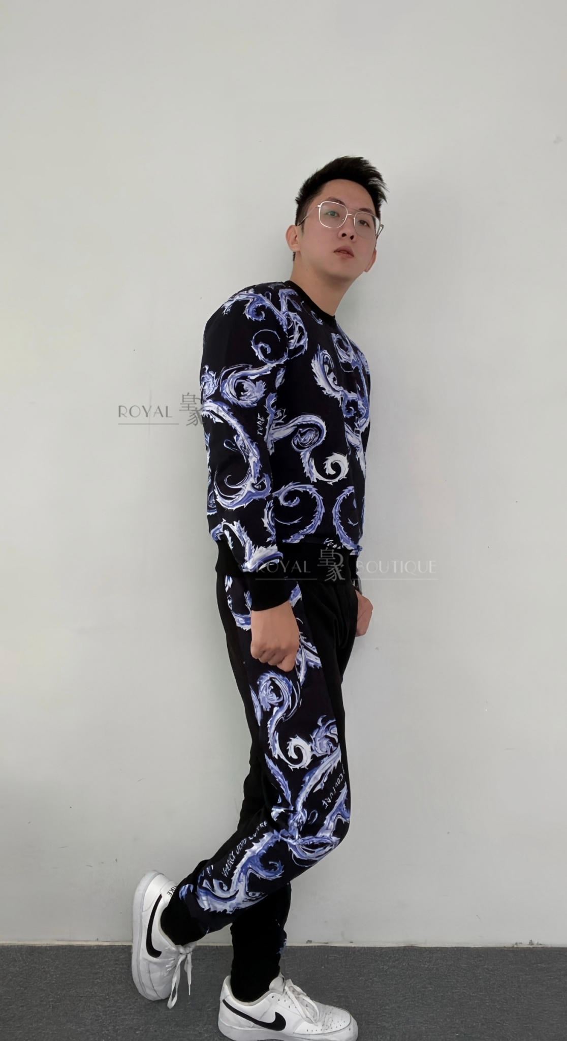 VERSACE  黑底藍面滿版巴洛克大學T