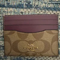 [S] COACH IM/KHAKI/DEEP BERRY CH415 SIG SLIM ID CARD CASE, 196395079971 (SCO1181)