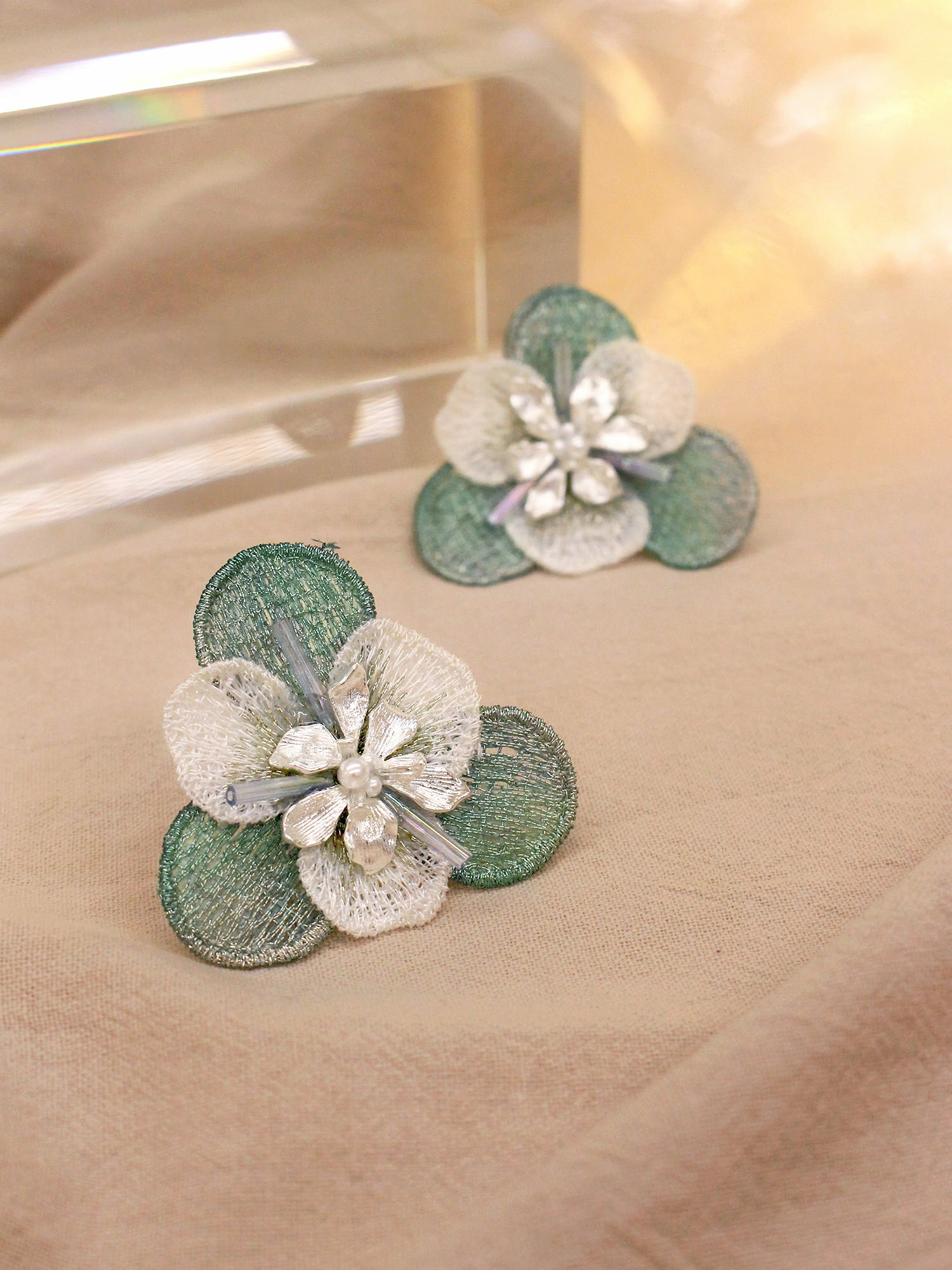 萬花名冊。MUCHAT手作雙色鳶尾花珍珠純銀針耳環