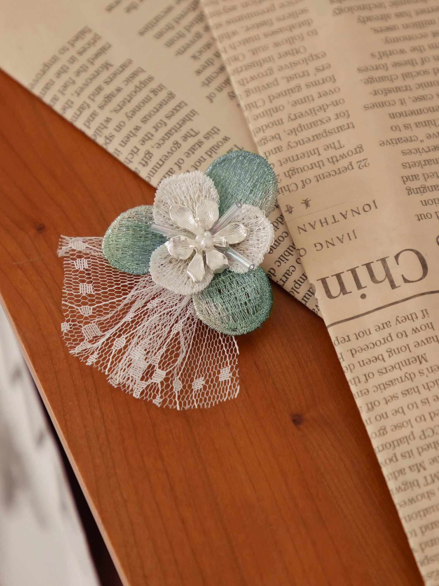 萬花名冊。MUCHAT手作14KGP鳶尾花珍珠蕾絲別針