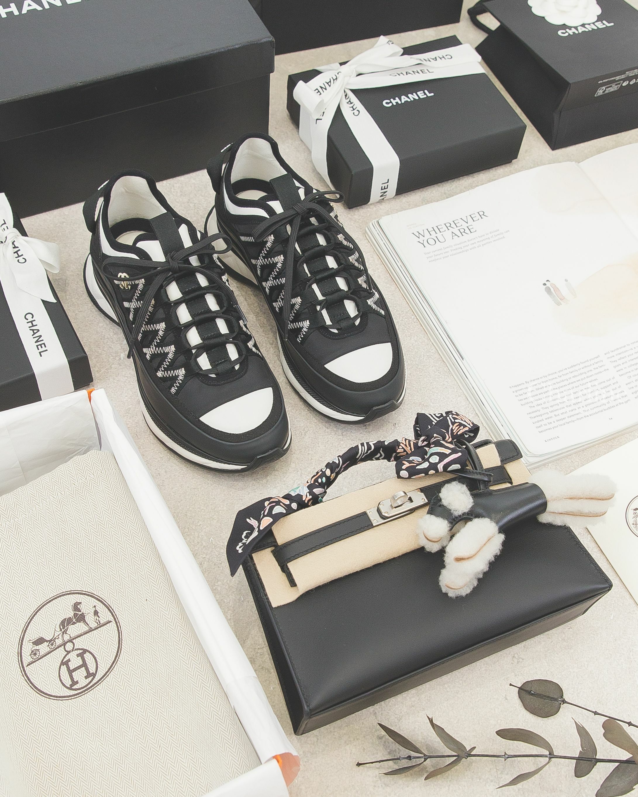 Hermès Mini Kelly Pochette 89 Noir Swift 黑色銀釦迷你凱莉包,黑色羊毛獵狐梗犬吊飾,春天島嶼絲巾,Chanel黑色金CC側邊線條內增高小牛皮運動鞋-Charline Boutique 精品代購