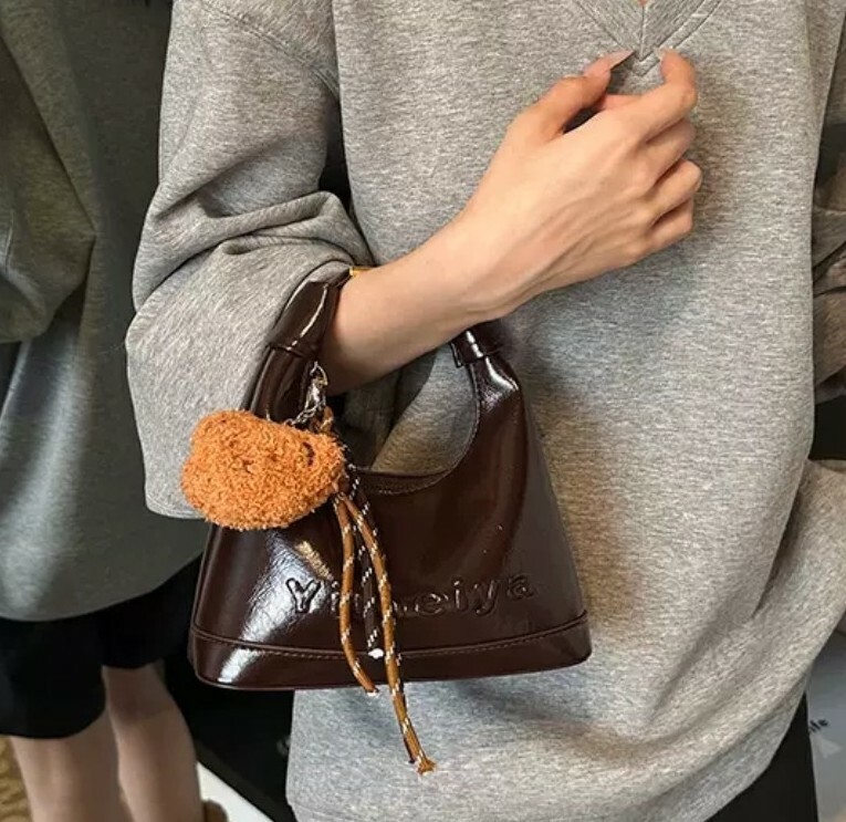 簡約質感餃子包(附贈吊飾)