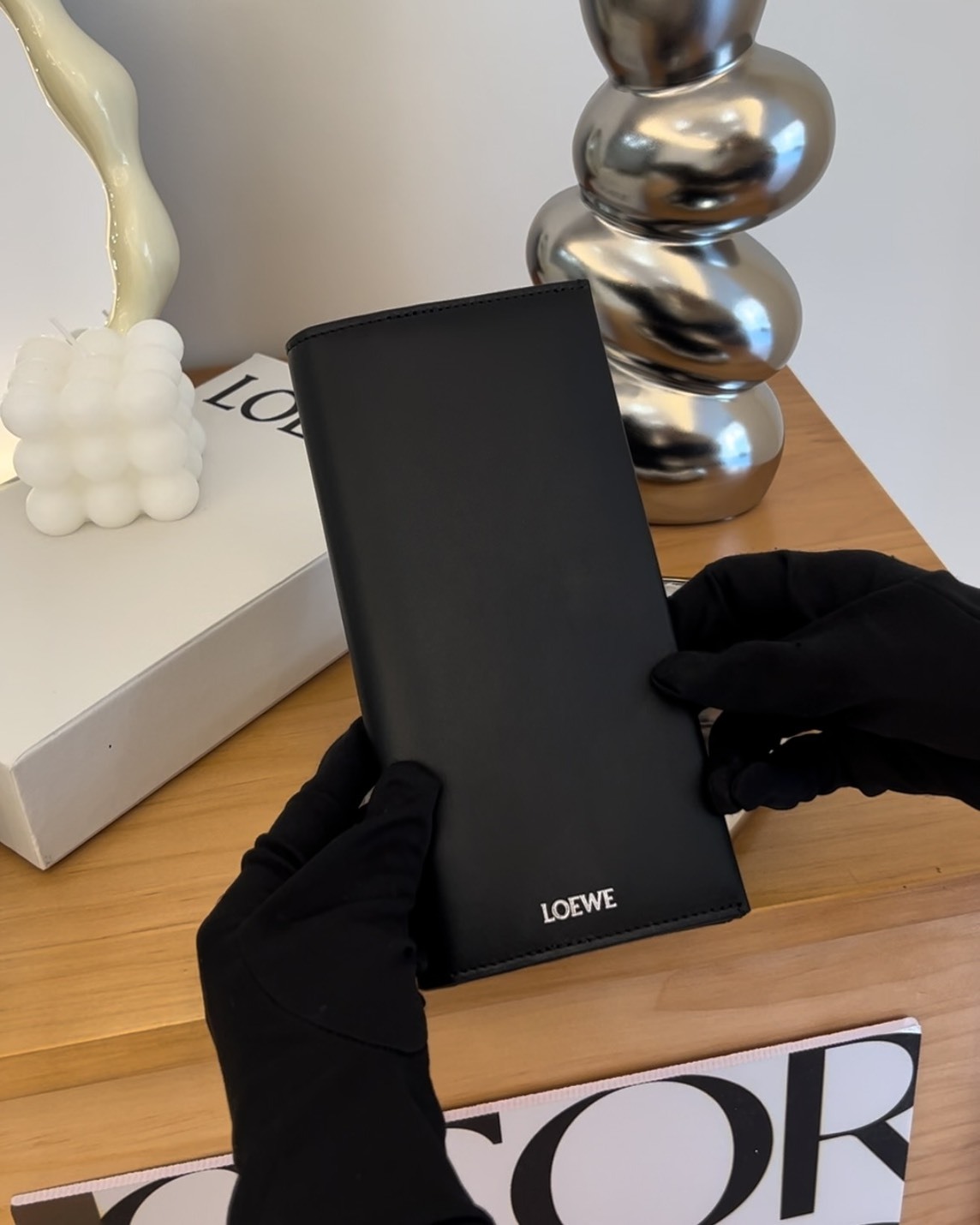 LOEWE｜亮面納帕小牛皮長夾 黑色