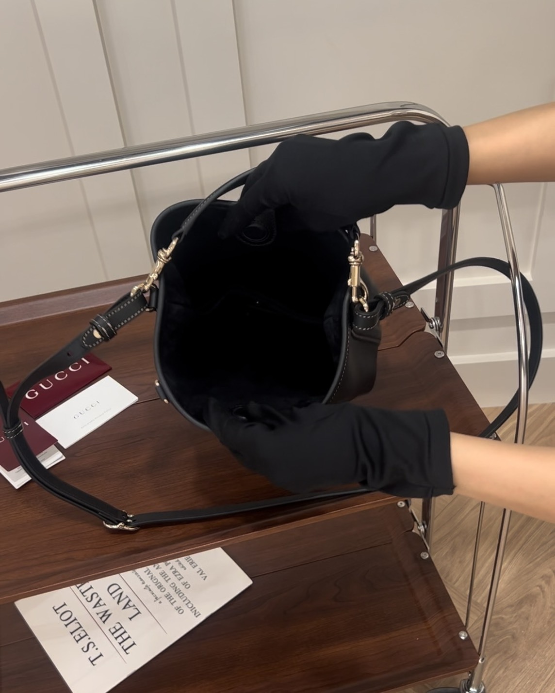 GUCCI｜EMBLEM迷你水桶包 黑色