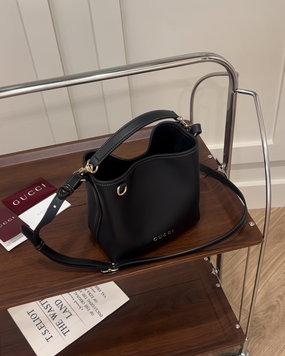 GUCCI｜EMBLEM迷你水桶包 黑色