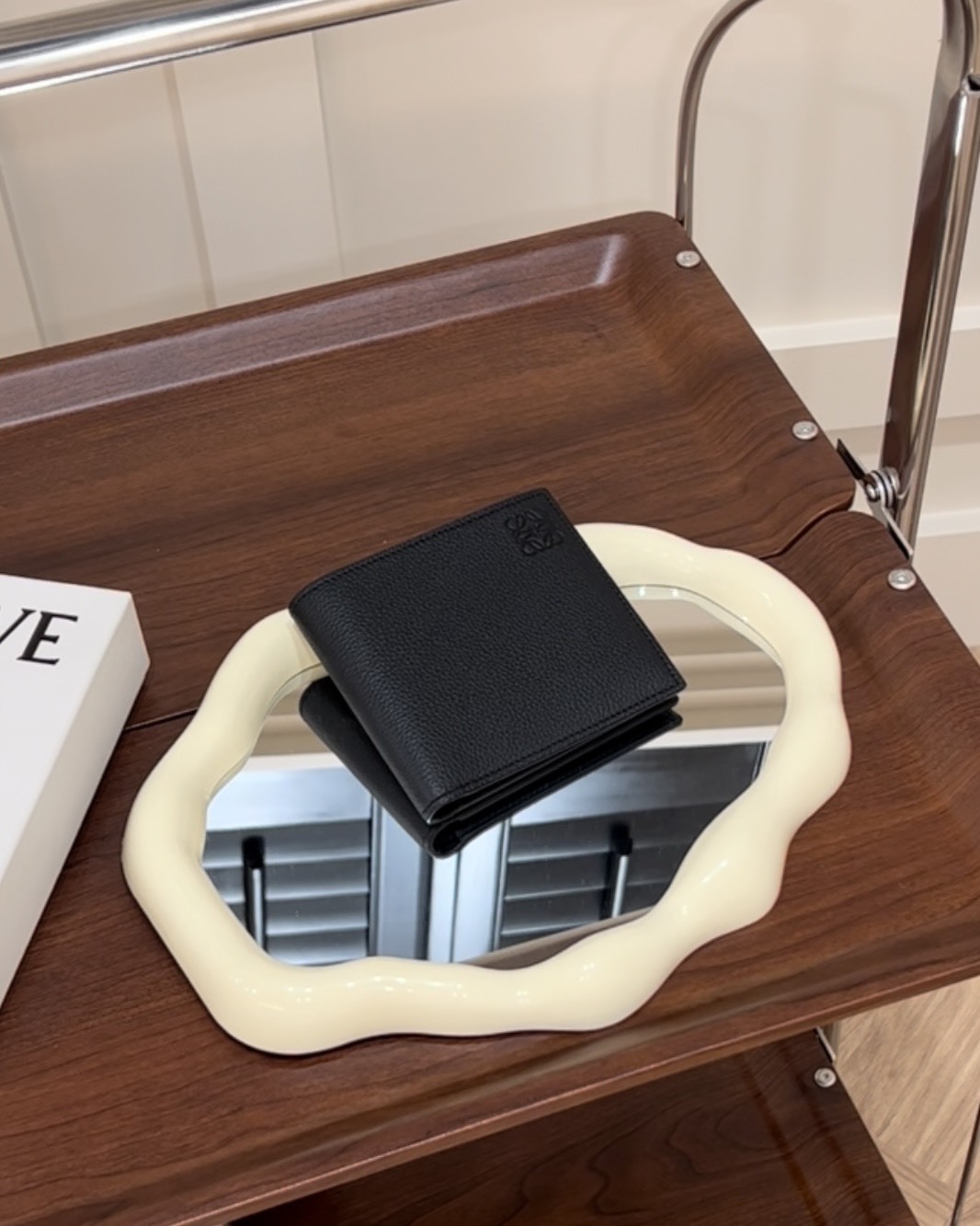 LOEWE｜柔軟小牛皮內八卡雙折短夾 黑色