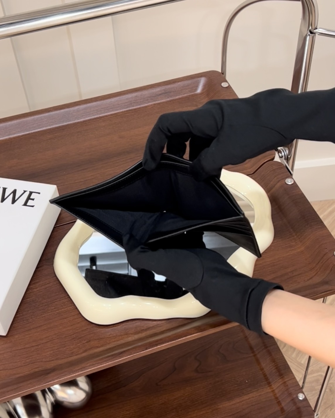 LOEWE｜柔軟小牛皮內八卡雙折短夾 黑色