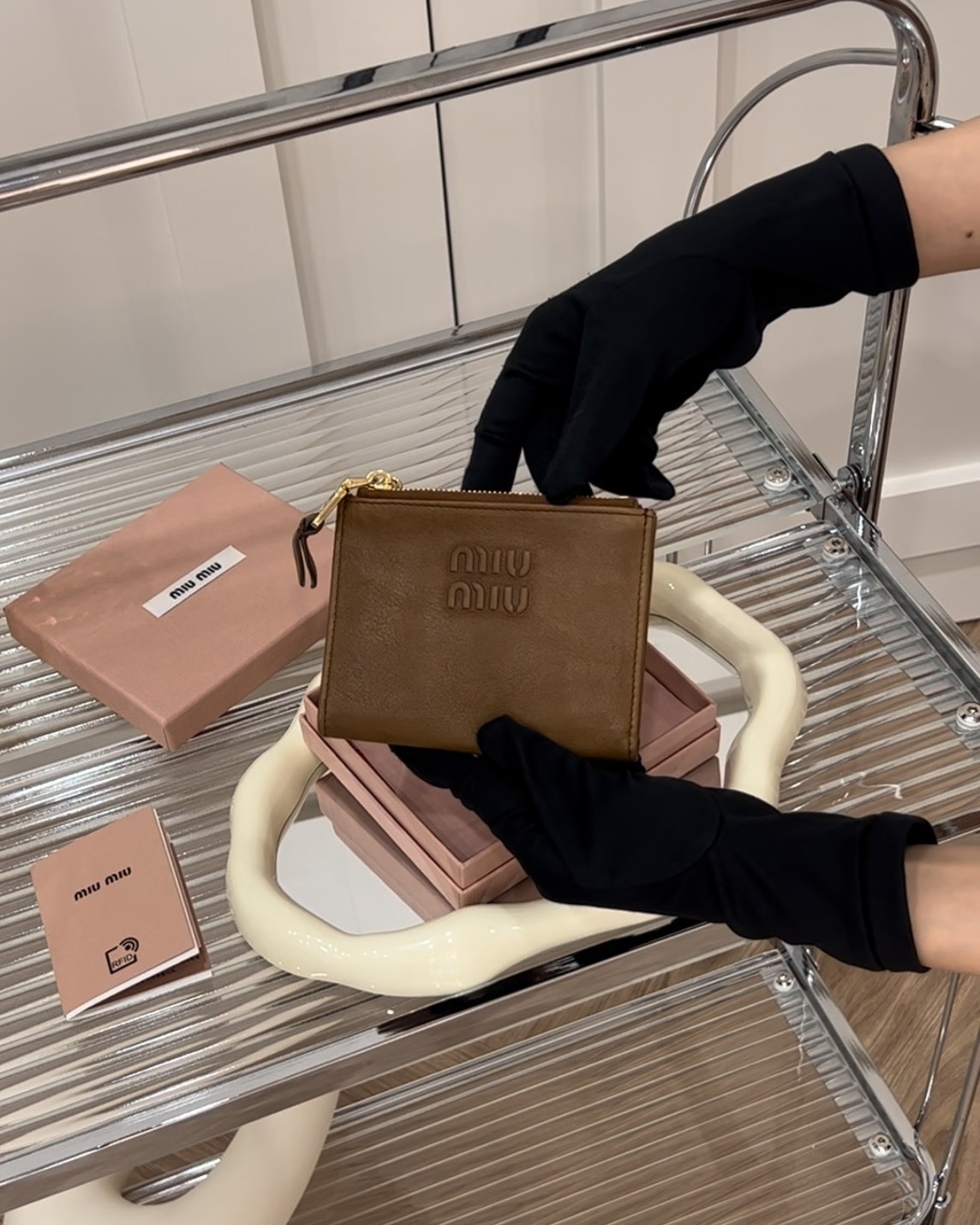MIUMIU｜一字拉鍊對開短夾 咖色