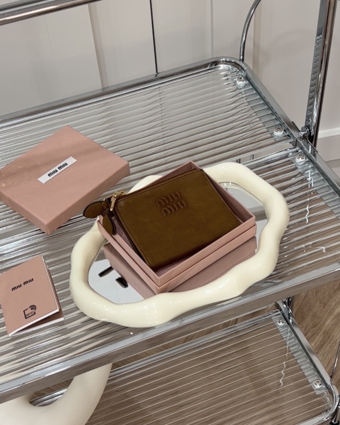 MIUMIU｜一字拉鍊對開短夾 咖色