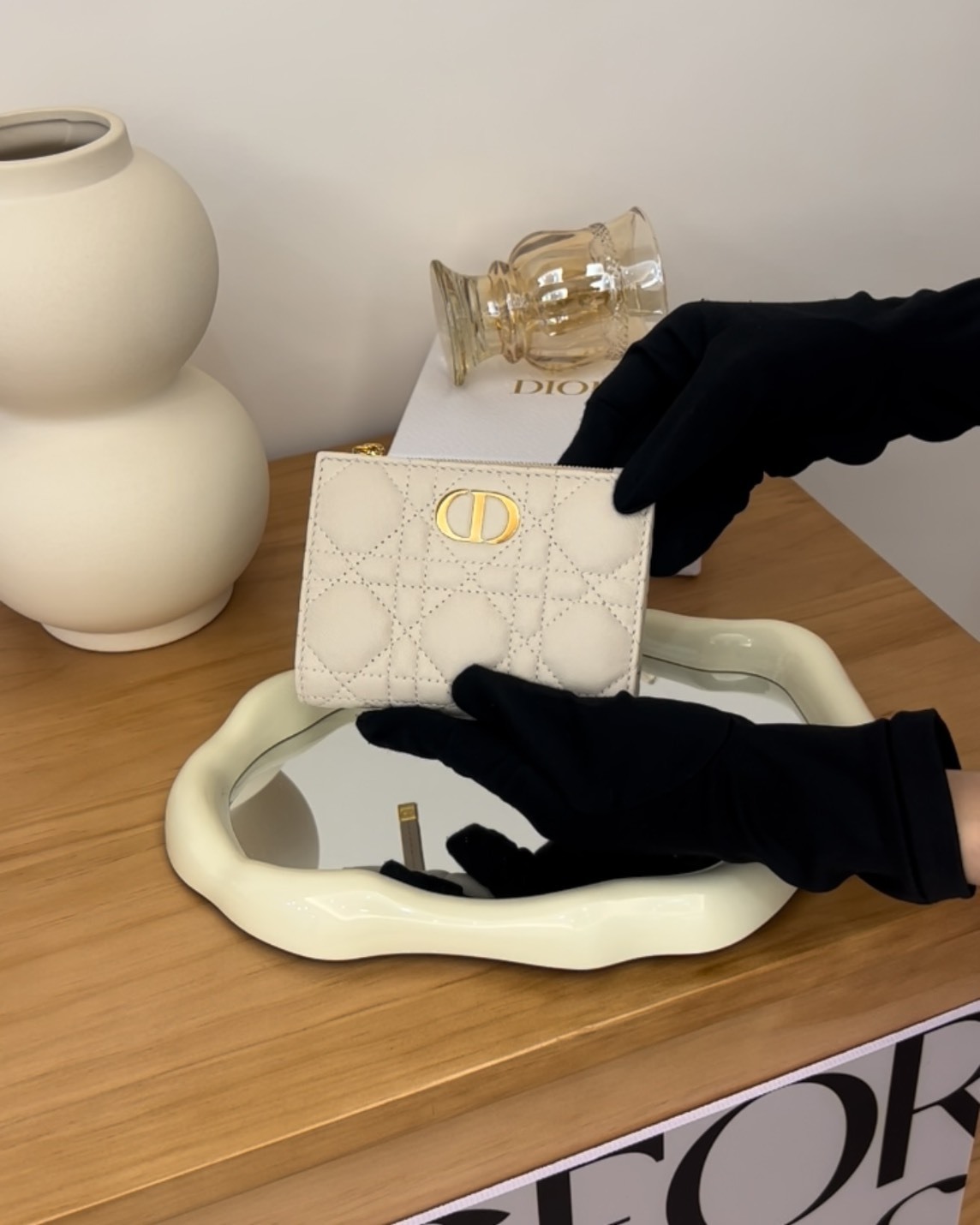 DIOR｜CARO 一字拉鍊對開袋短夾 奶茶色