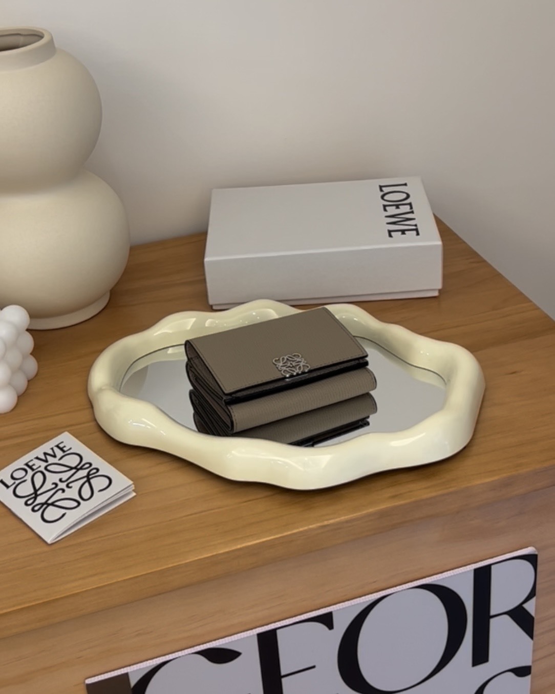 LOEWE｜卵石紋小牛皮三折短夾 沙色