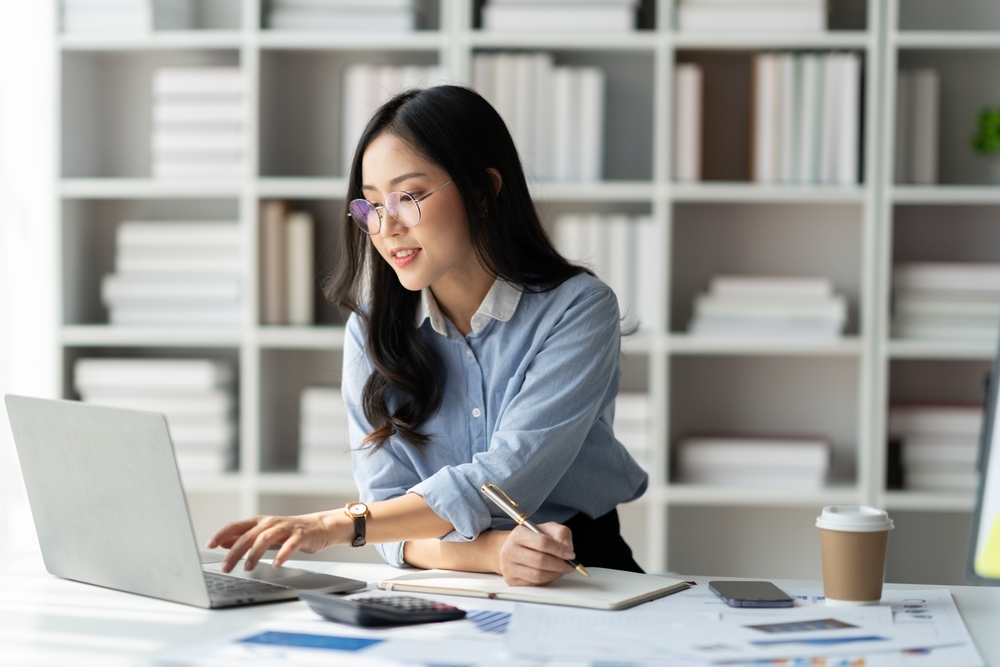 藍光對眼睛會有什麼影響？如何減少藍光傷害