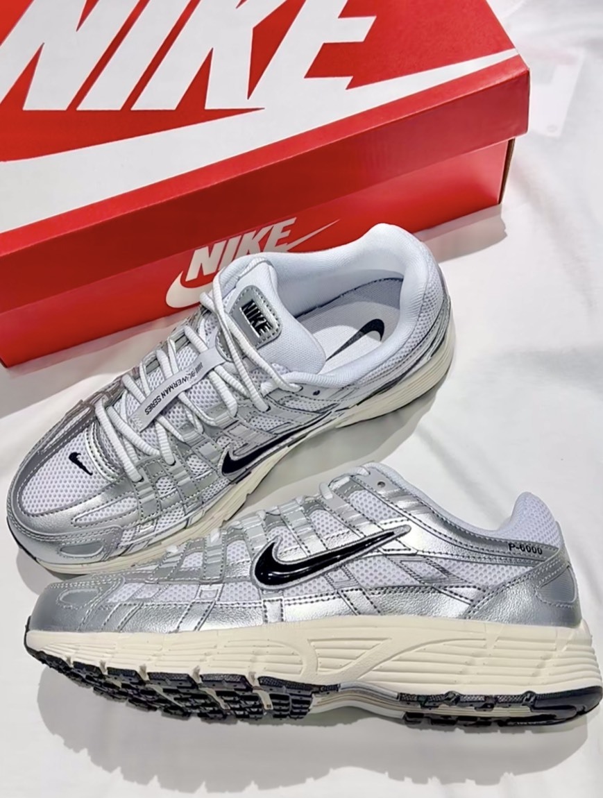 <現貨><2025新款液態銀!!> NIKE P-6000 White Metallic Silver 奶油底 白銀黑勾 液態銀 CD6404105