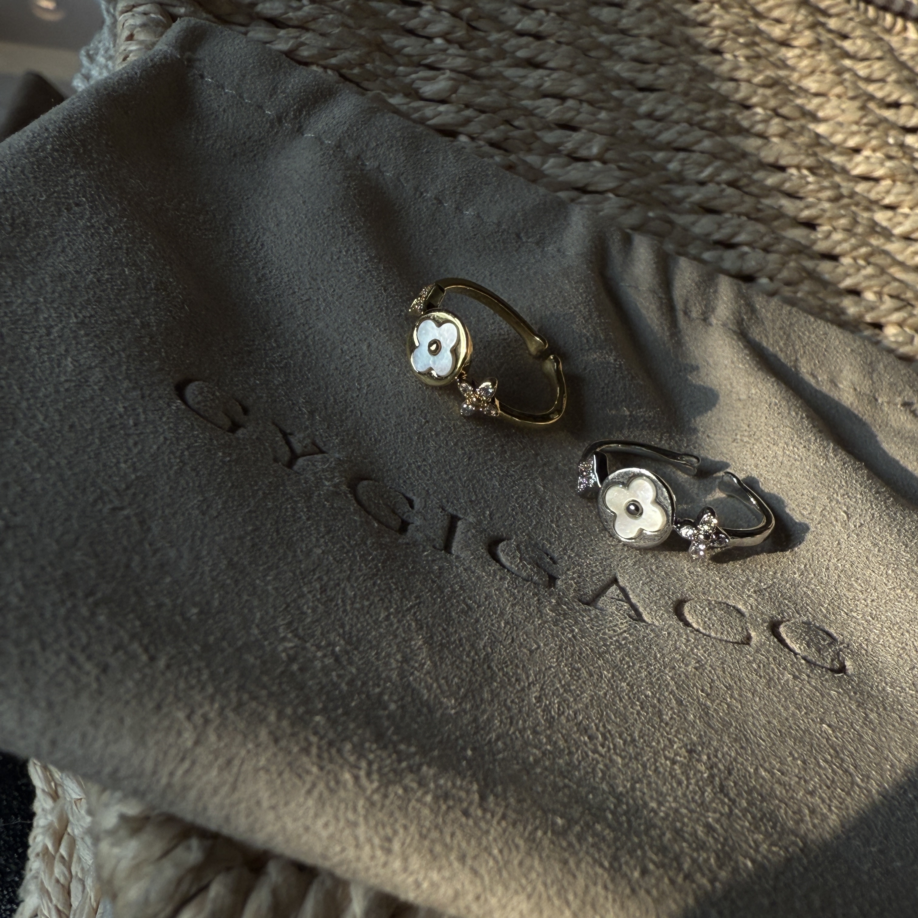 低奢圓花白貝”小老花鑽開口戒