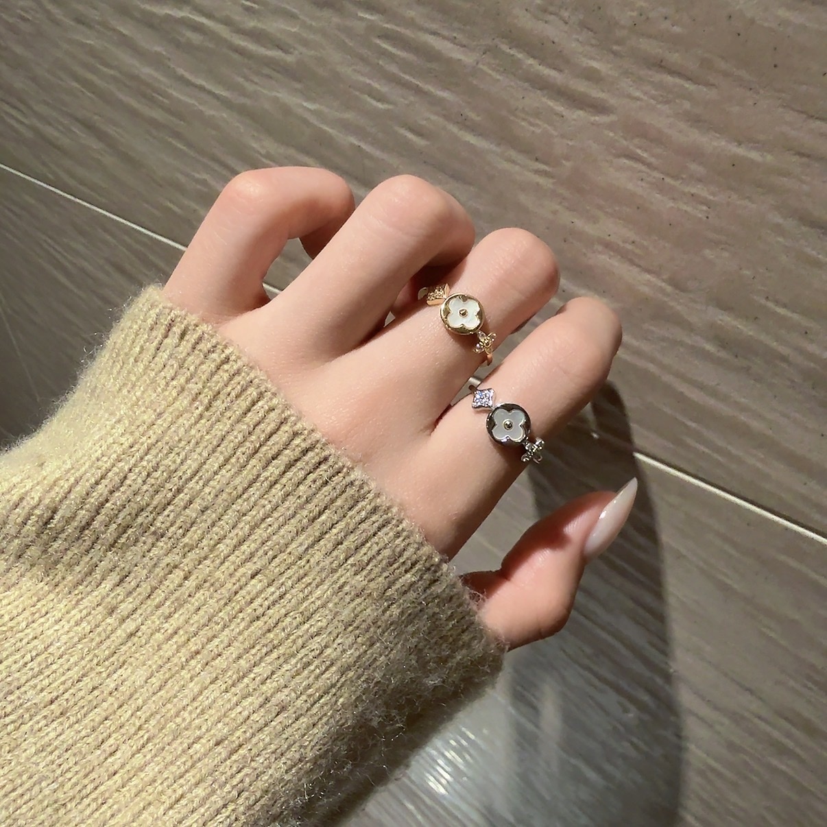 低奢圓花白貝”小老花鑽開口戒