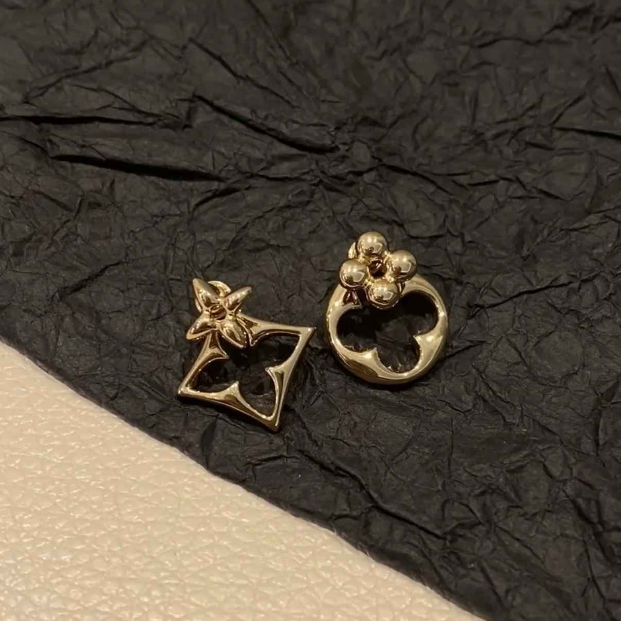 18k經典鏤空老花”不對稱一款兩戴定製耳釘