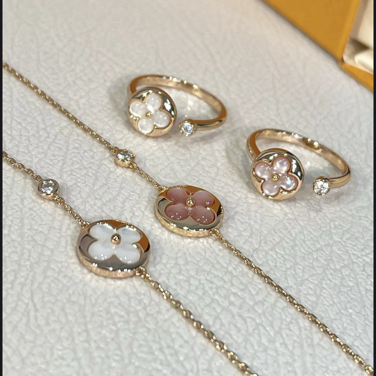 18k神仙夢幻圓白玉貝”小老花水鑽高奢定製戒