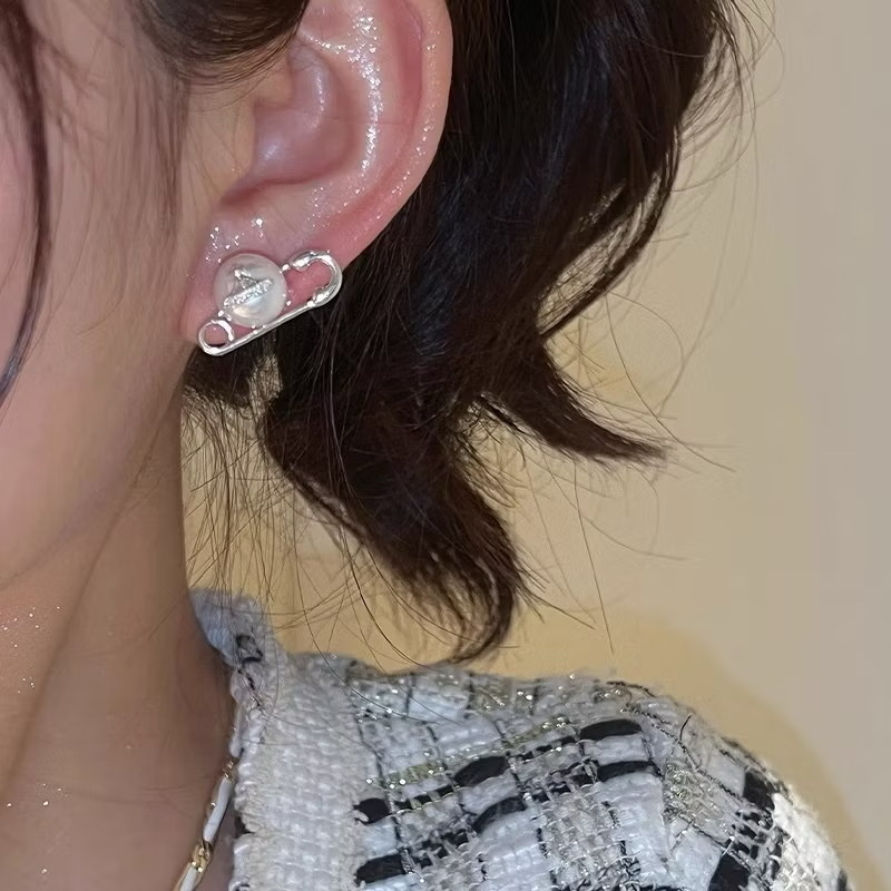 Vv珍珠銀鑽土星”迴紋針設計耳釘