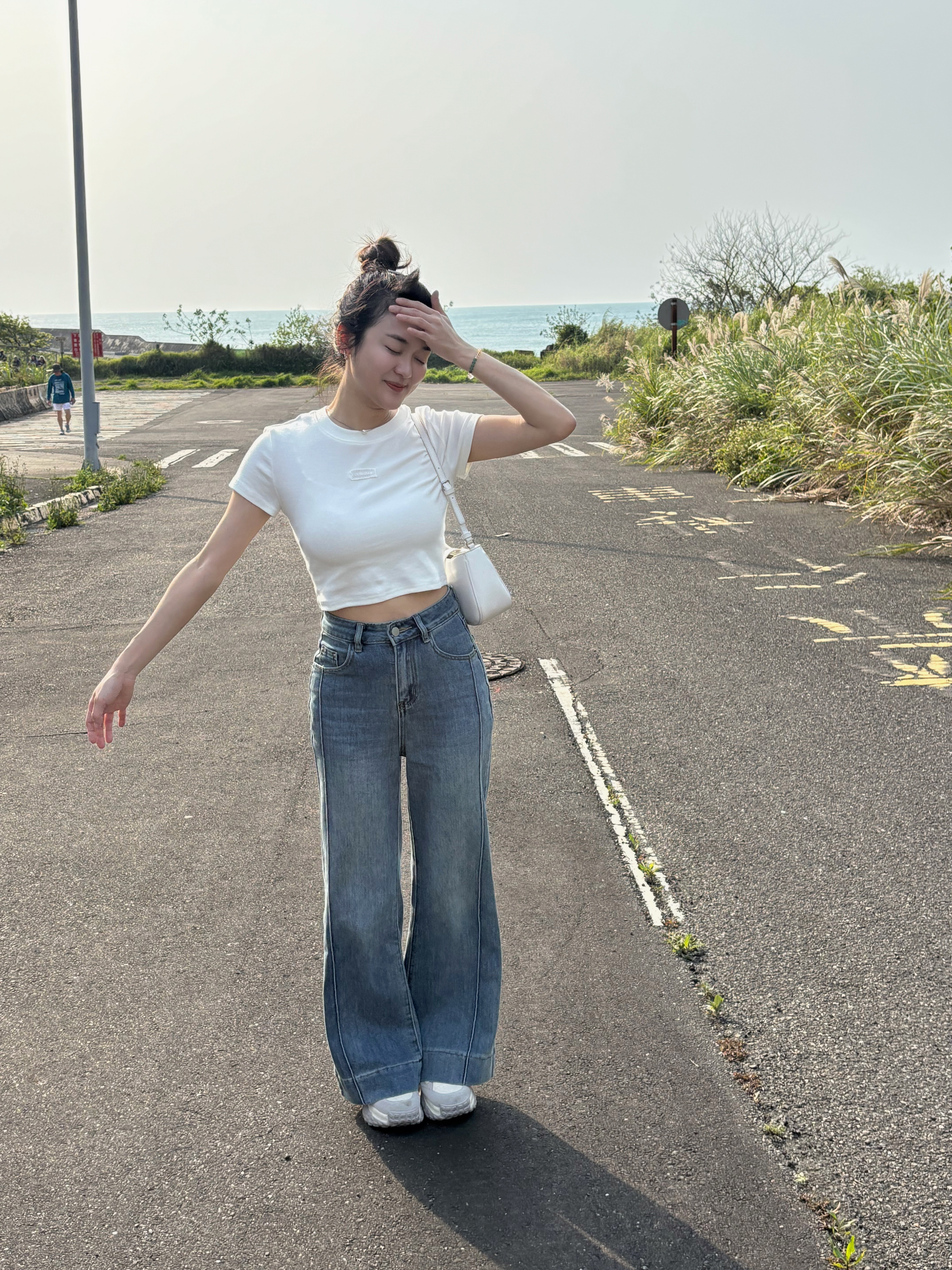 |現貨|蕾絲小標彈力顯身材短版素T(3色)