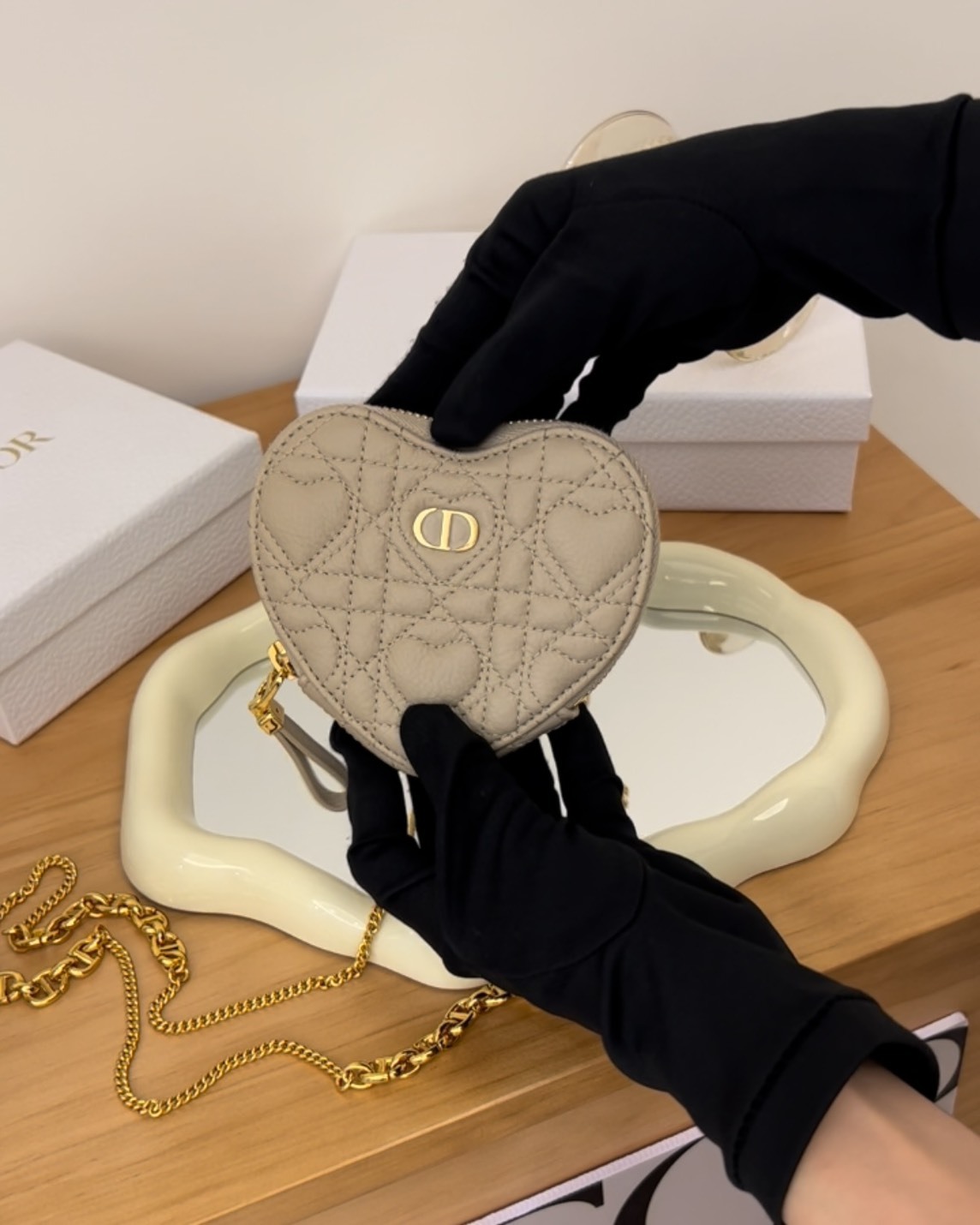 DIOR｜CARO 藤格紋心型斜跨包 米色