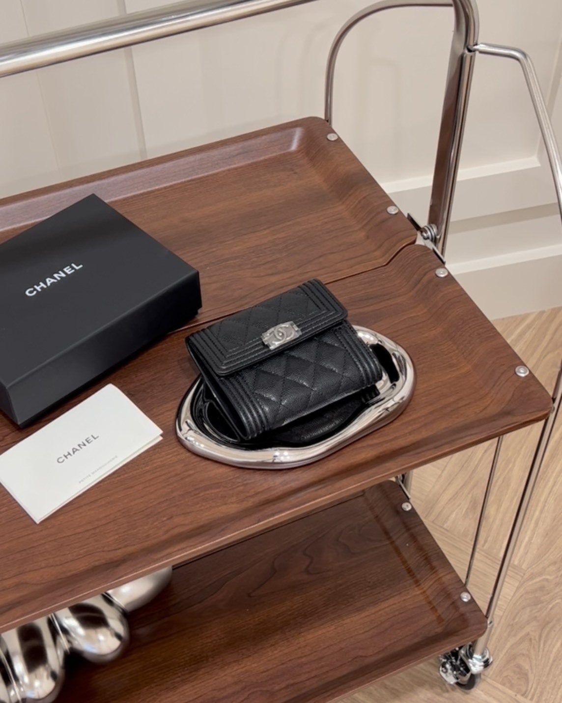 CHANEL｜BOY三折短夾 背拉款 黑銀