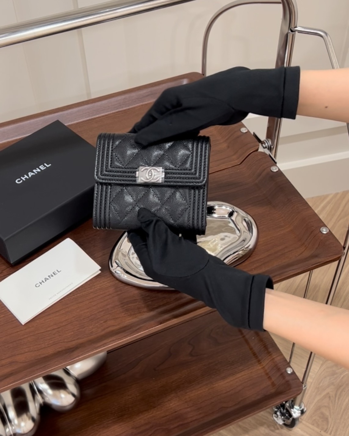 CHANEL｜BOY三折短夾 背拉款 黑銀