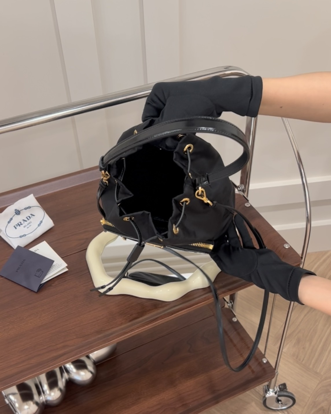 PRADA｜尼龍拚皮革抽繩水桶包 黑色