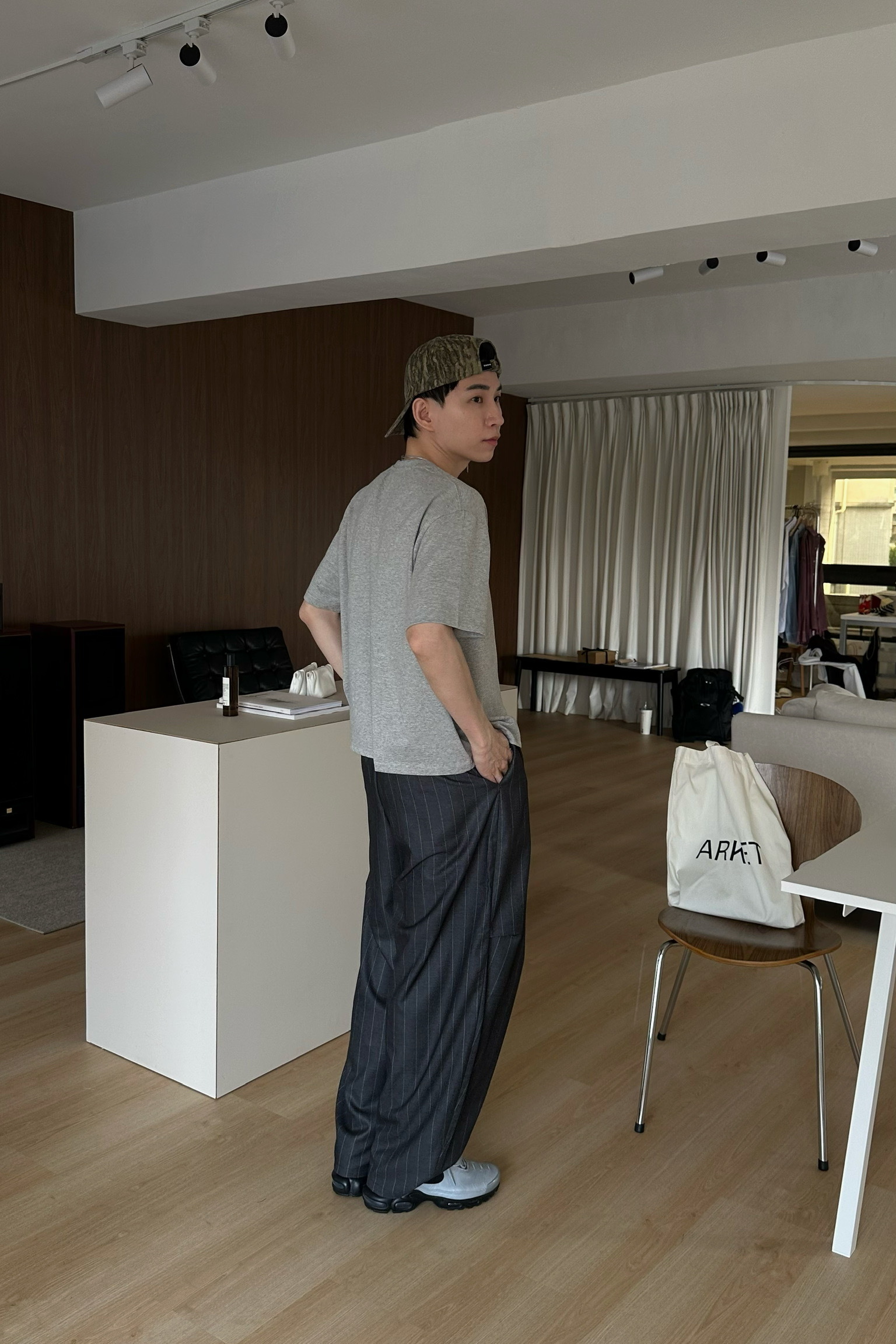 低調闊腿直紋西裝褲