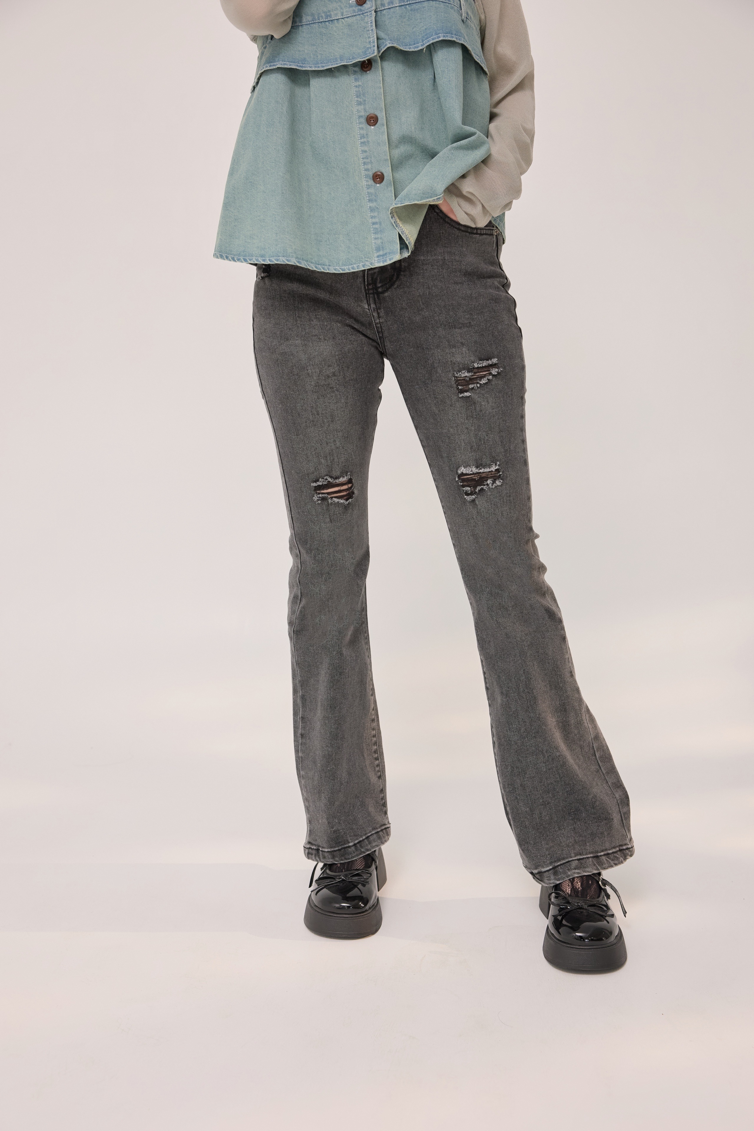 法朵Fado shop｜【推薦款!】 後口袋M車線割破微喇叭牛仔褲 黑 S~XL 2543009