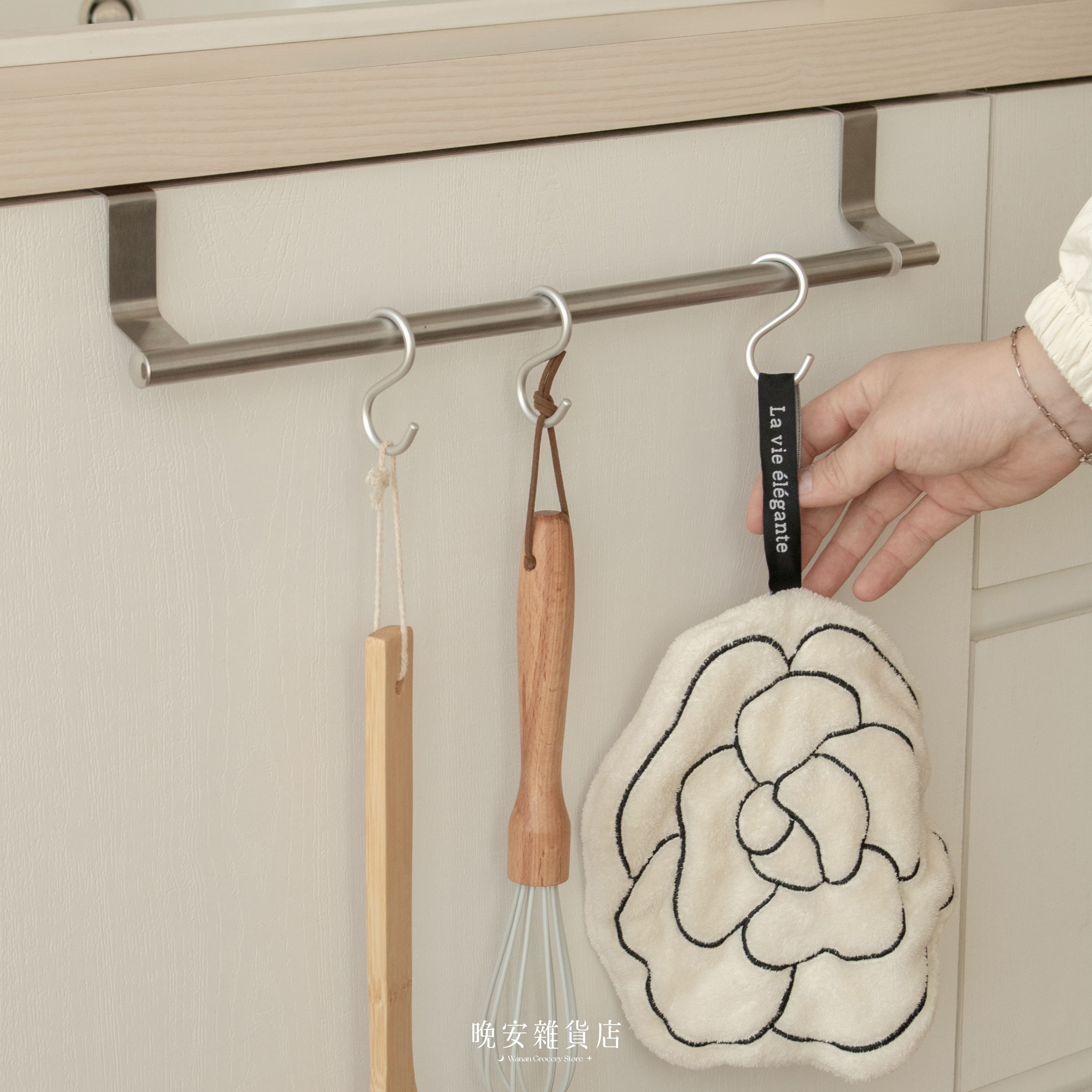 【免打孔吊掛】不鏽鋼櫥櫃毛巾伸縮架