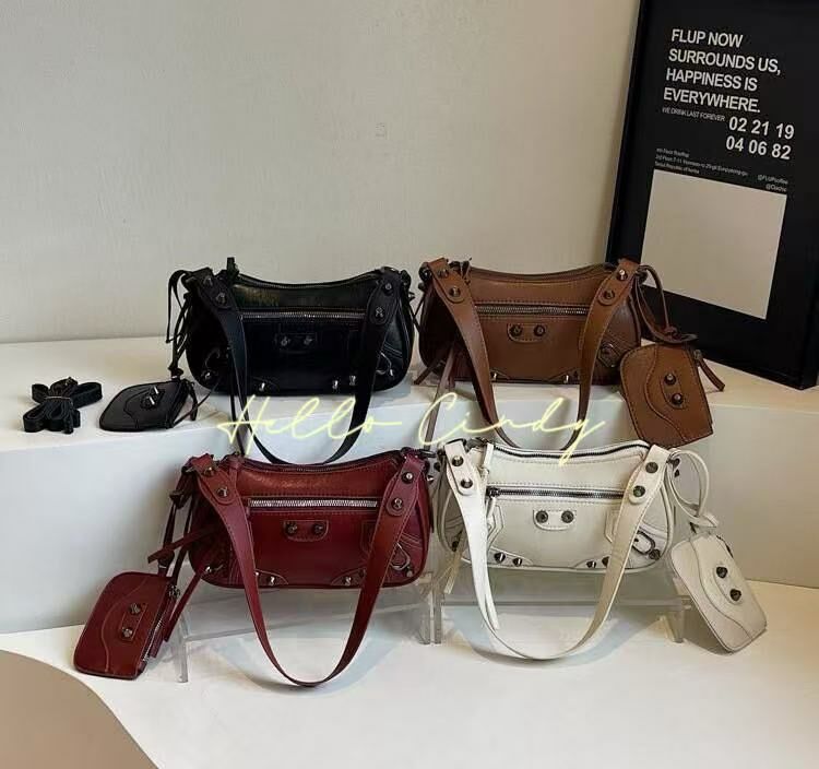 Baby系列 B04061 現貨+預購-甜酷妹鉚釘機車半月包