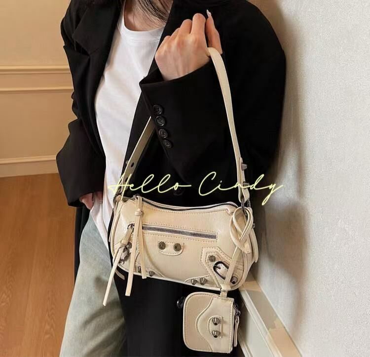 Baby系列 B04061 現貨+預購-甜酷妹鉚釘機車半月包