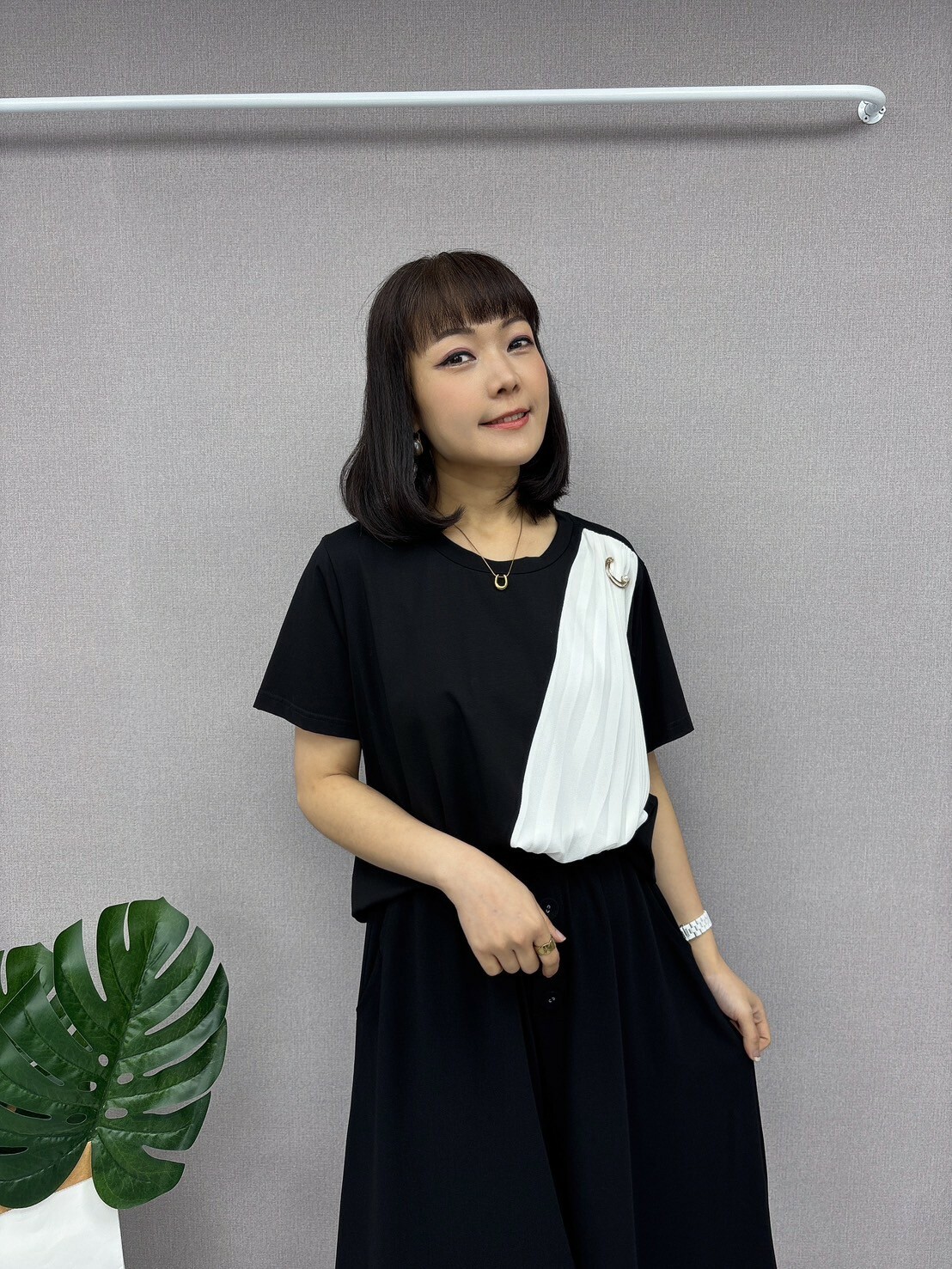 黑白拼接壓褶上衣