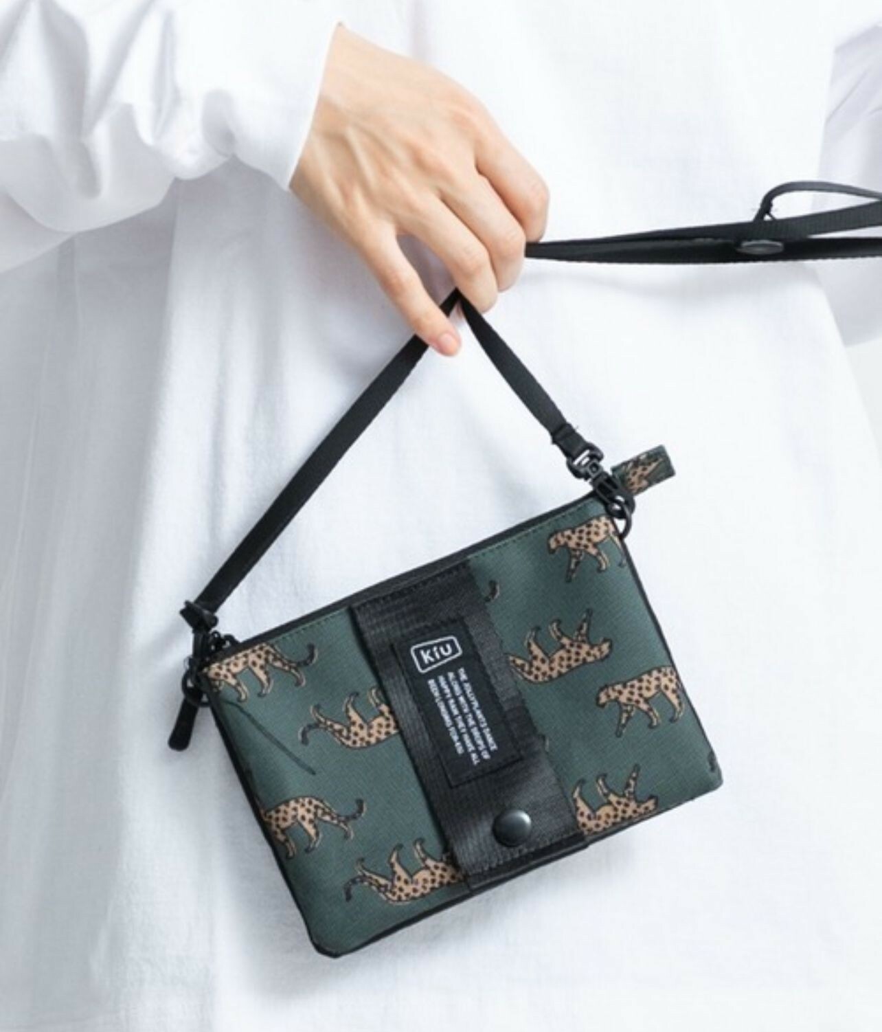 【現貨】JN0410204 KIU 斜咩袋